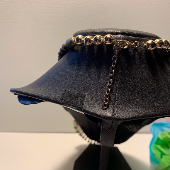 Necklace with Metal Gold Spikes and Shell Earrings - Picture 4 of 4